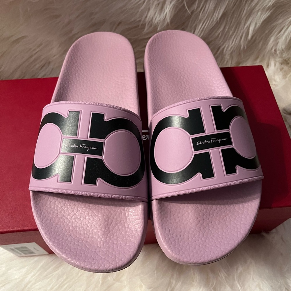 Salvatore Ferragamo Groovy Gancini Slide Sandals - Fusia